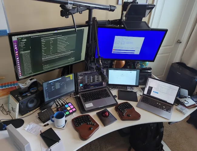 issue 048 desk